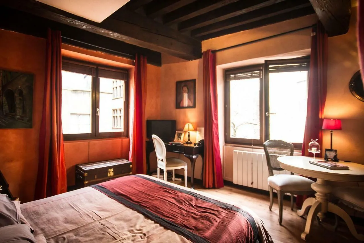 Lyon Renaissance Cote Cour location